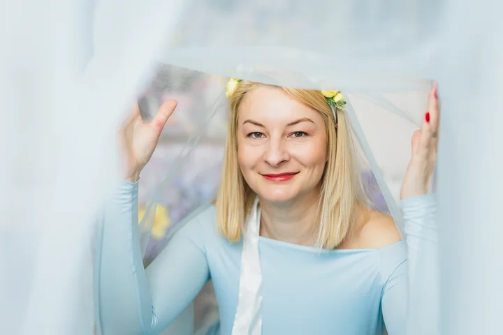 Pataki Beáta világoskék fátyol mögött